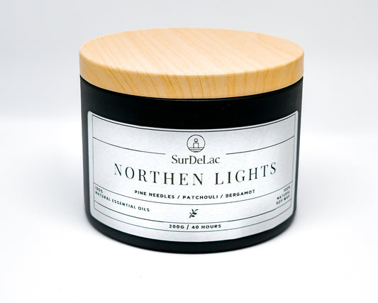 Northern Lights – Lumânare Artizanală Turnată Manual din Ceară de Soia