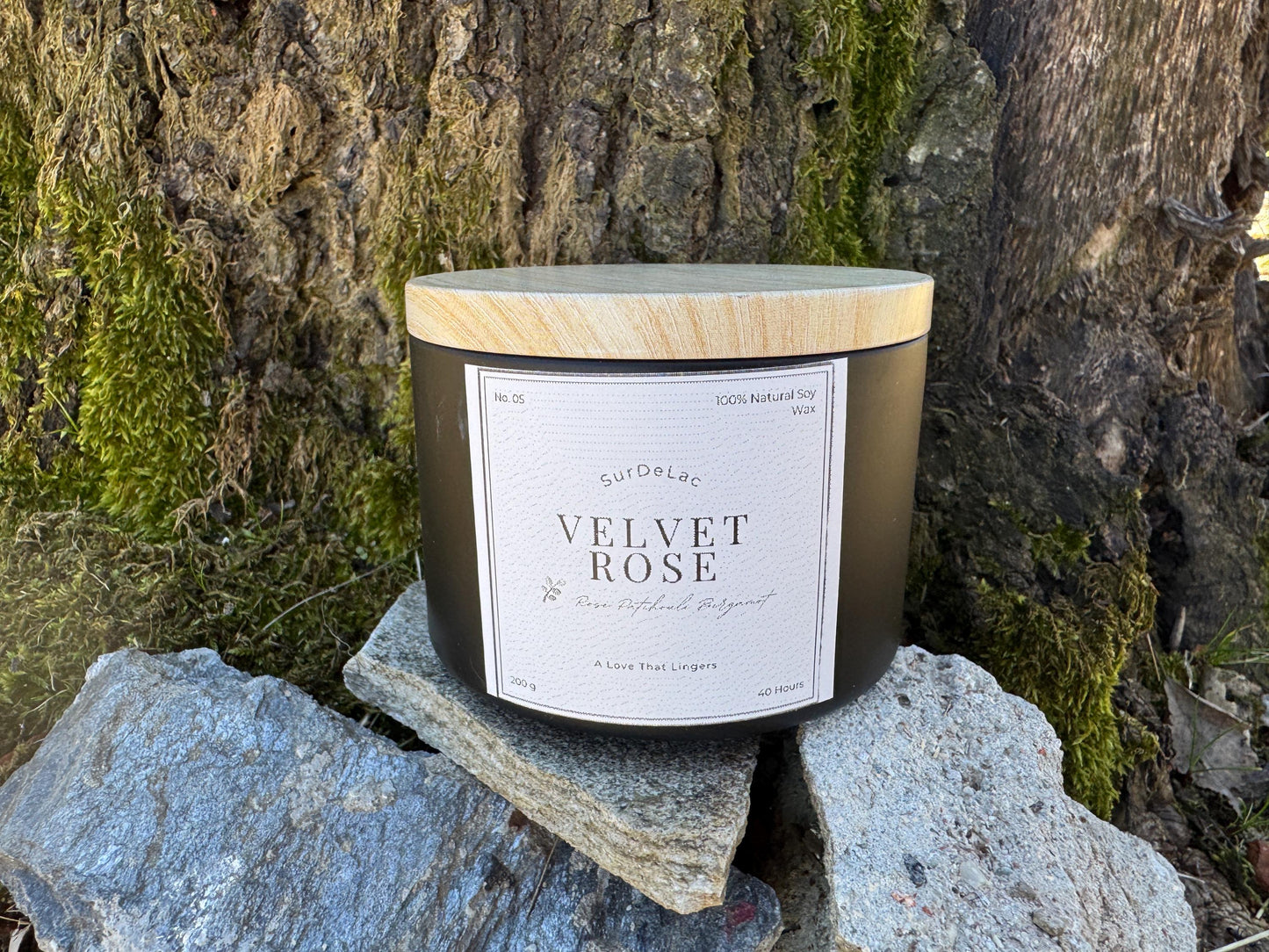 Velvet Rose – Lumânare Artizanală Turnată Manual din Ceară de Soia