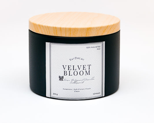 Velvet Bloom – Lumânare Artizanală Turnată Manual din Ceară de Soia