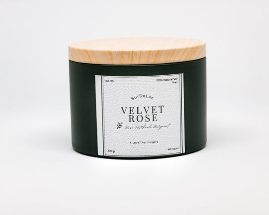 Velvet Rose – Lumânare Artizanală Turnată Manual din Ceară de Soia