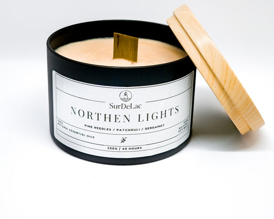Northern Lights – Lumânare Artizanală Turnată Manual din Ceară de Soia