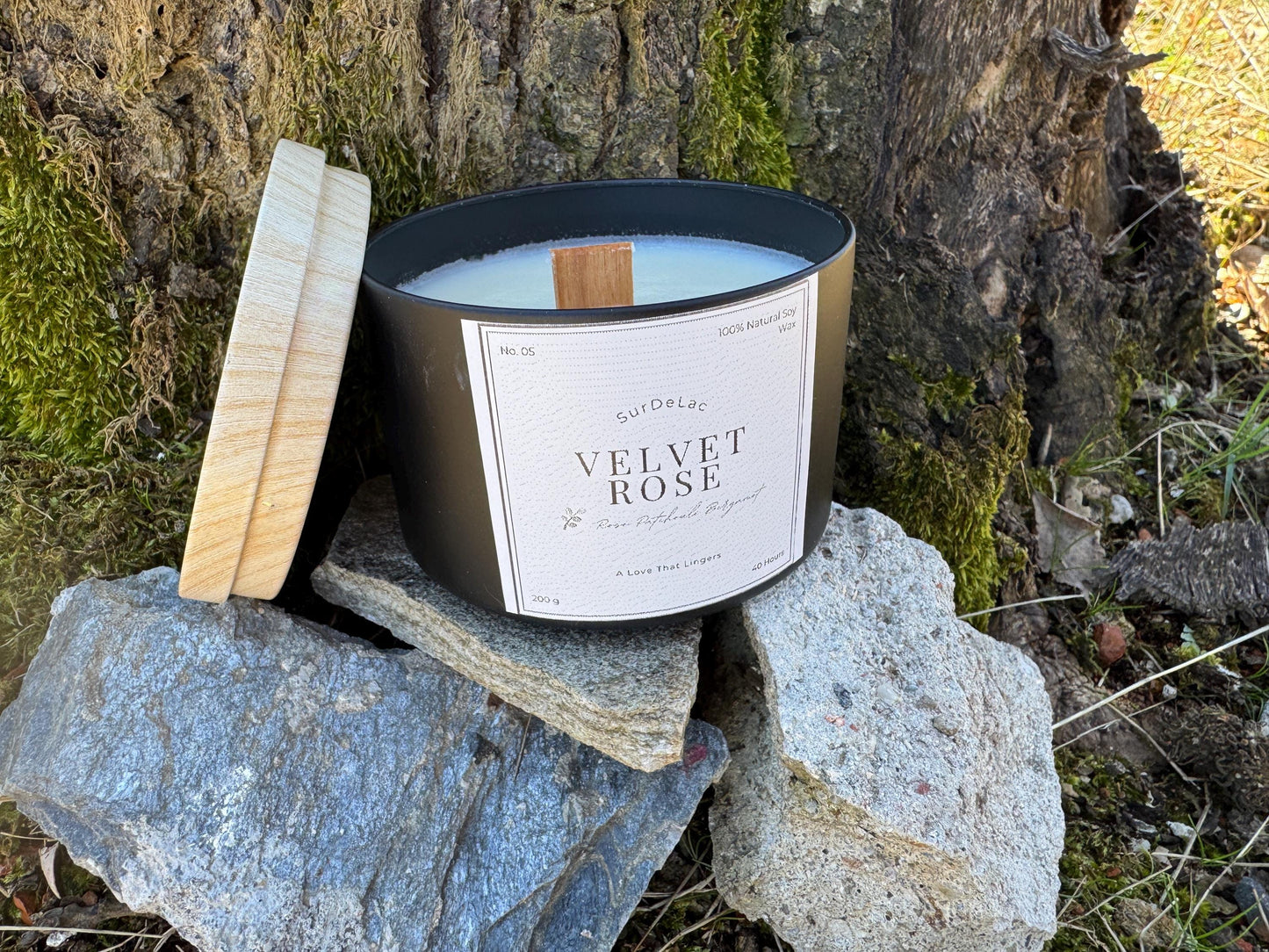 Velvet Rose – Lumânare Artizanală Turnată Manual din Ceară de Soia