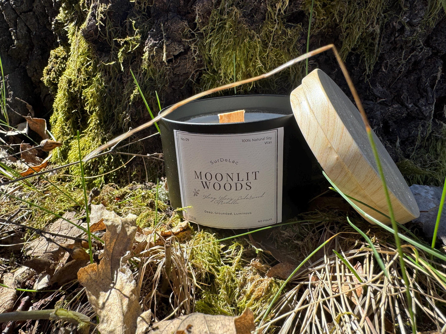 Moonlit Woods – Lumânare Artizanală Turnată Manual din Ceară de Soia