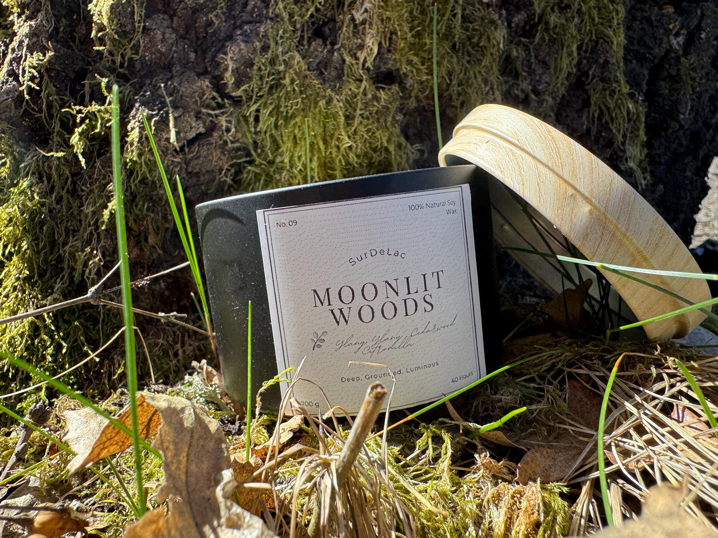 Moonlit Woods – Lumânare Artizanală Turnată Manual din Ceară de Soia
