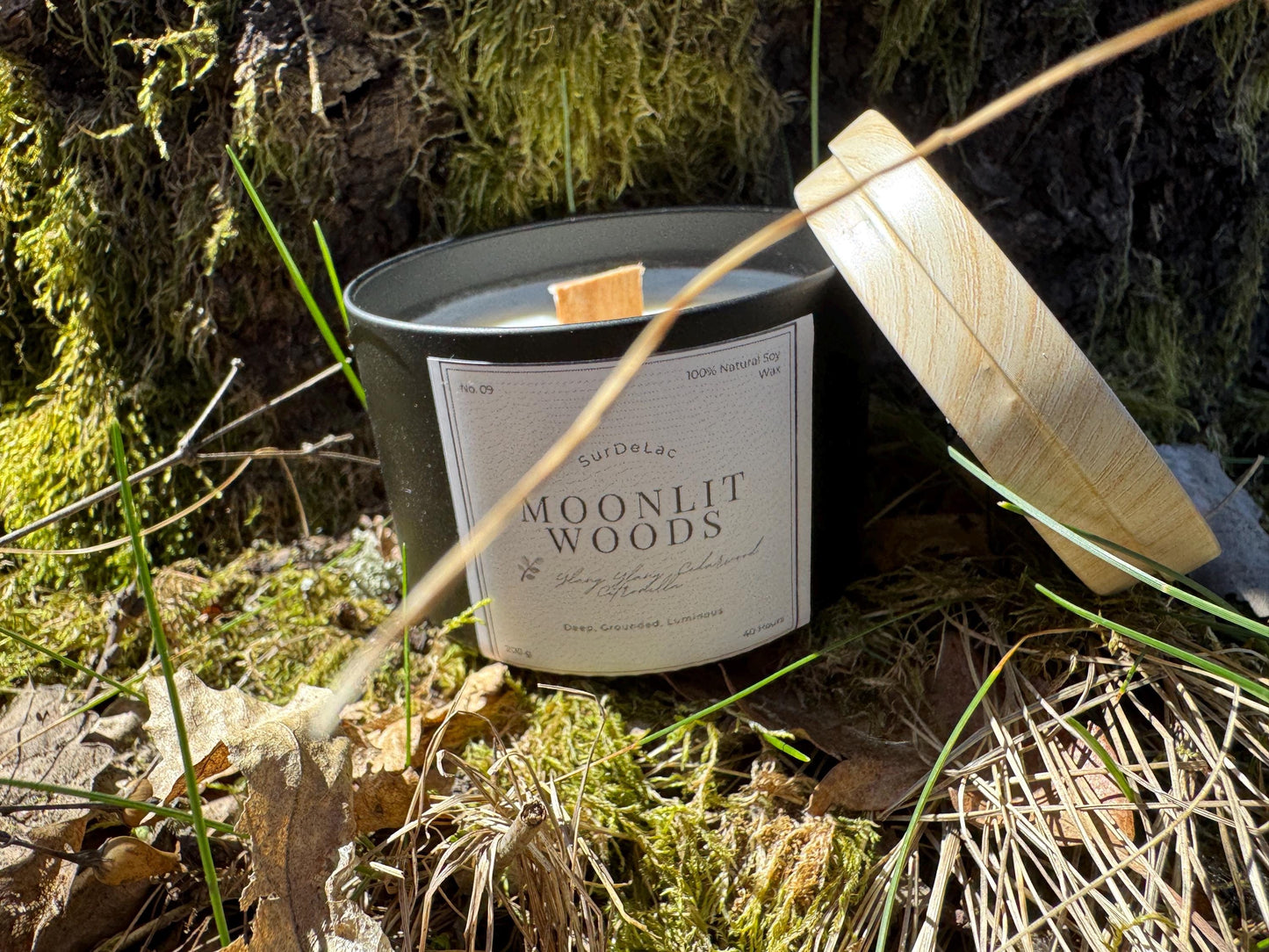Moonlit Woods – Lumânare Artizanală Turnată Manual din Ceară de Soia