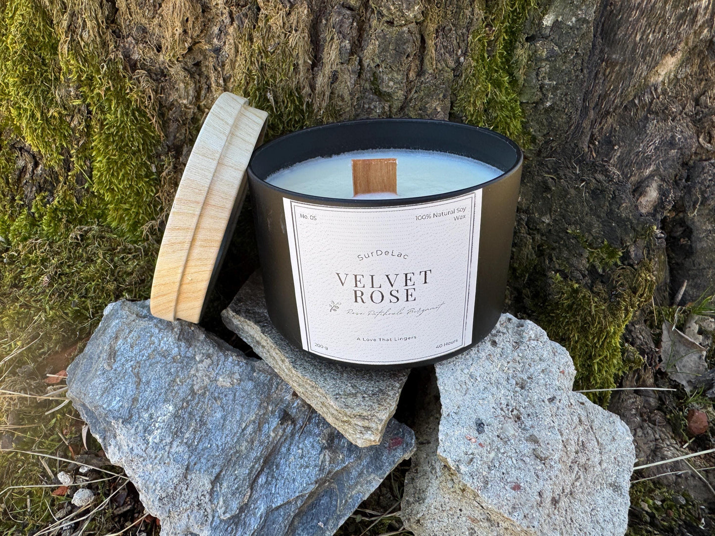 Velvet Rose – Lumânare Artizanală Turnată Manual din Ceară de Soia