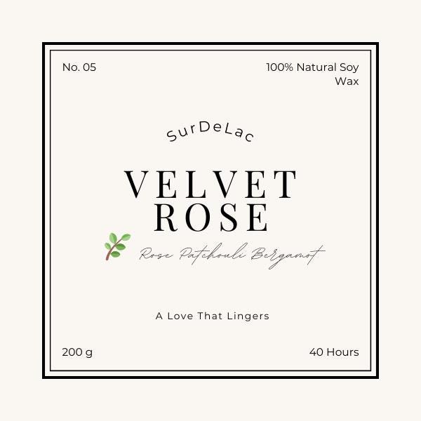 Velvet Rose – Lumânare Artizanală Turnată Manual din Ceară de Soia