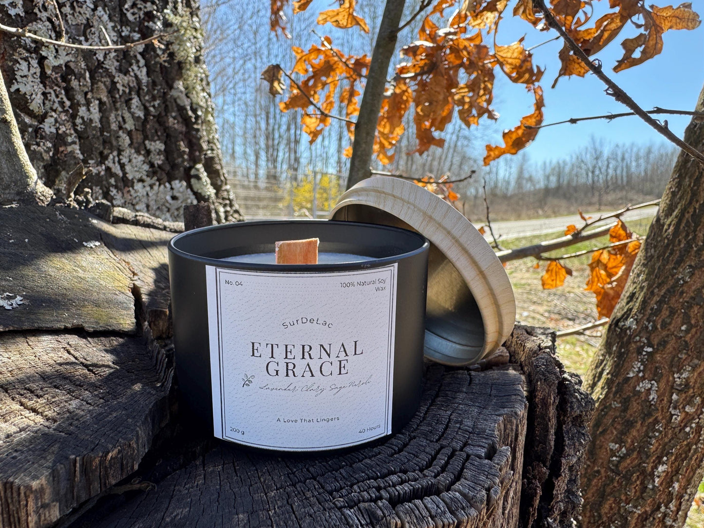 Eternal Grace – Lumânare Artizanală Turnată Manual din Ceară de Soia