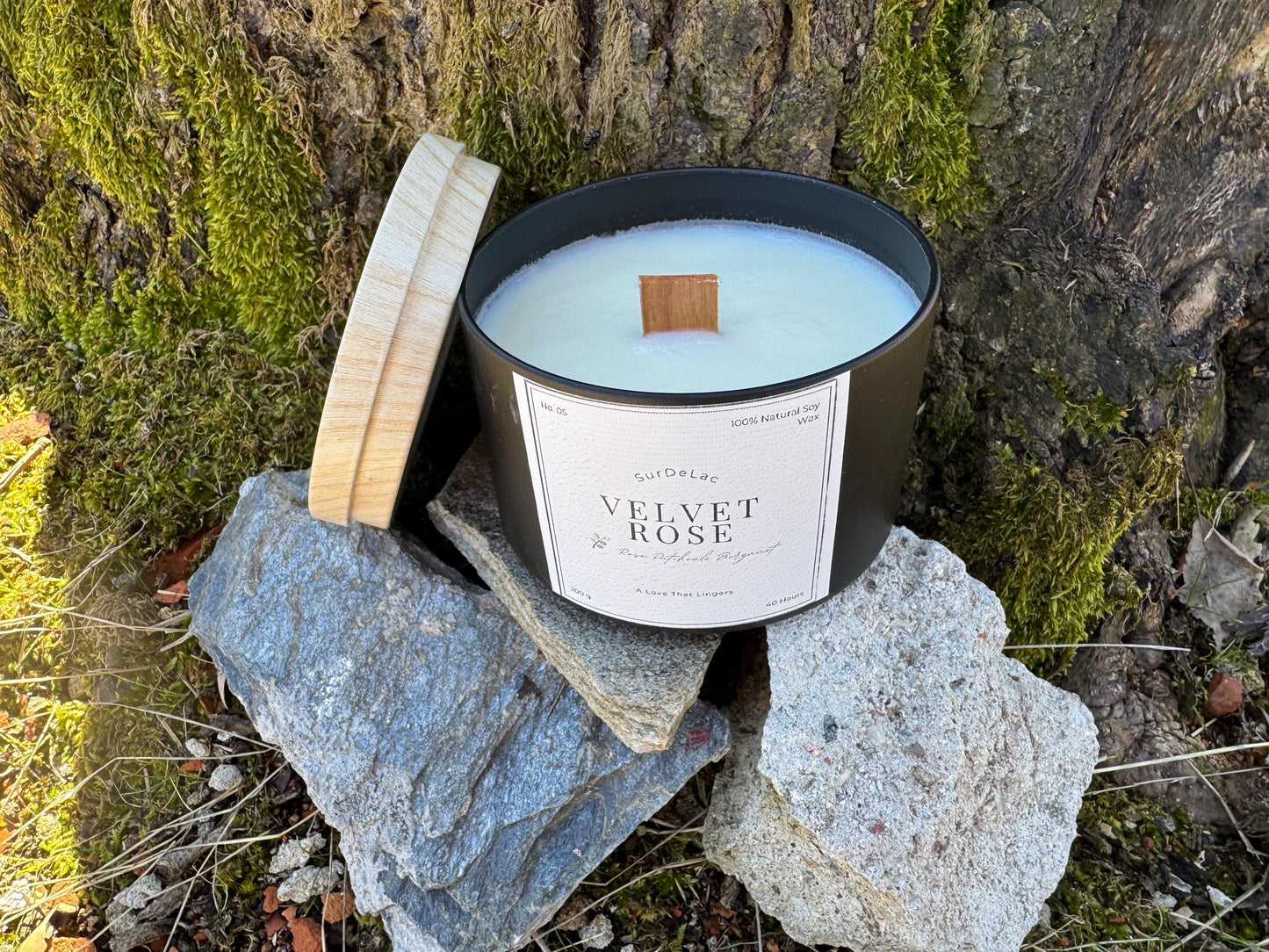 Velvet Rose – Lumânare Artizanală Turnată Manual din Ceară de Soia