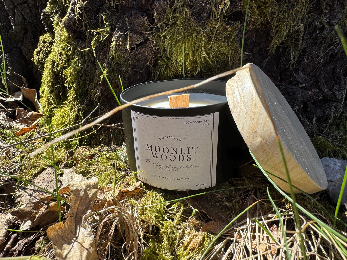 Moonlit Woods – Lumânare Artizanală Turnată Manual din Ceară de Soia