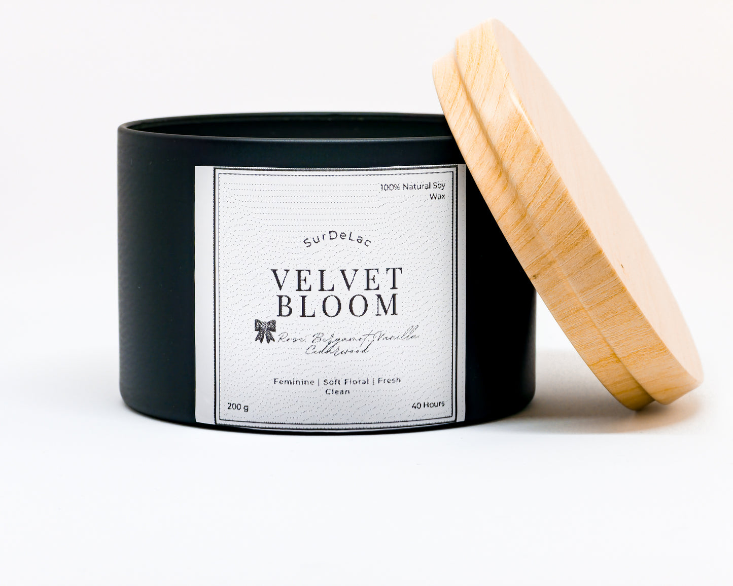 Velvet Bloom – Lumânare Artizanală Turnată Manual din Ceară de Soia