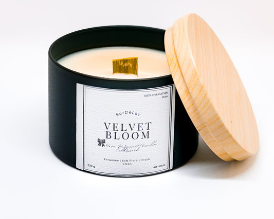 Velvet Bloom – Lumânare Artizanală Turnată Manual din Ceară de Soia