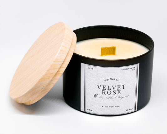Velvet Rose – Lumânare Artizanală Turnată Manual din Ceară de Soia