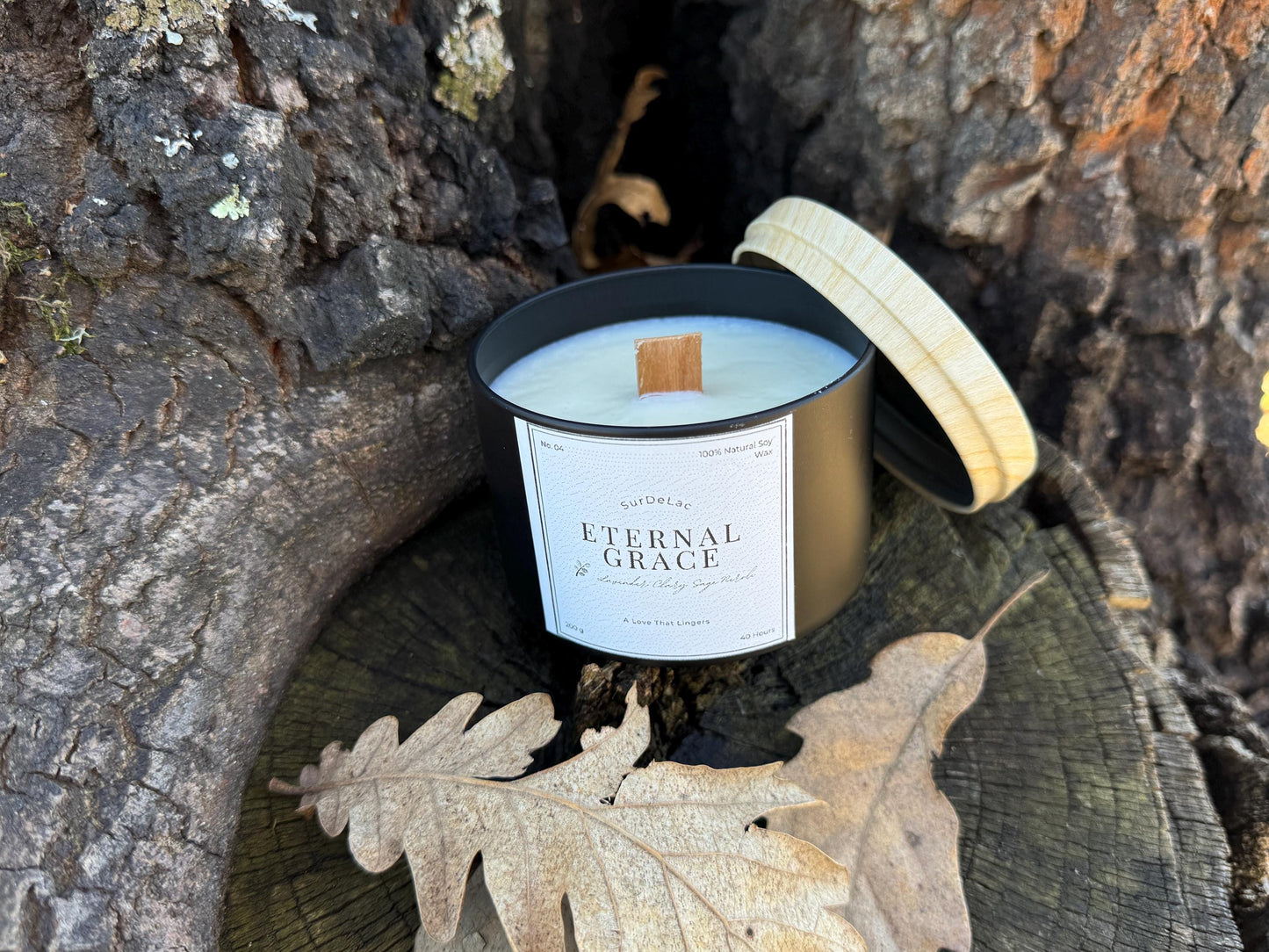 Eternal Grace – Lumânare Artizanală Turnată Manual din Ceară de Soia