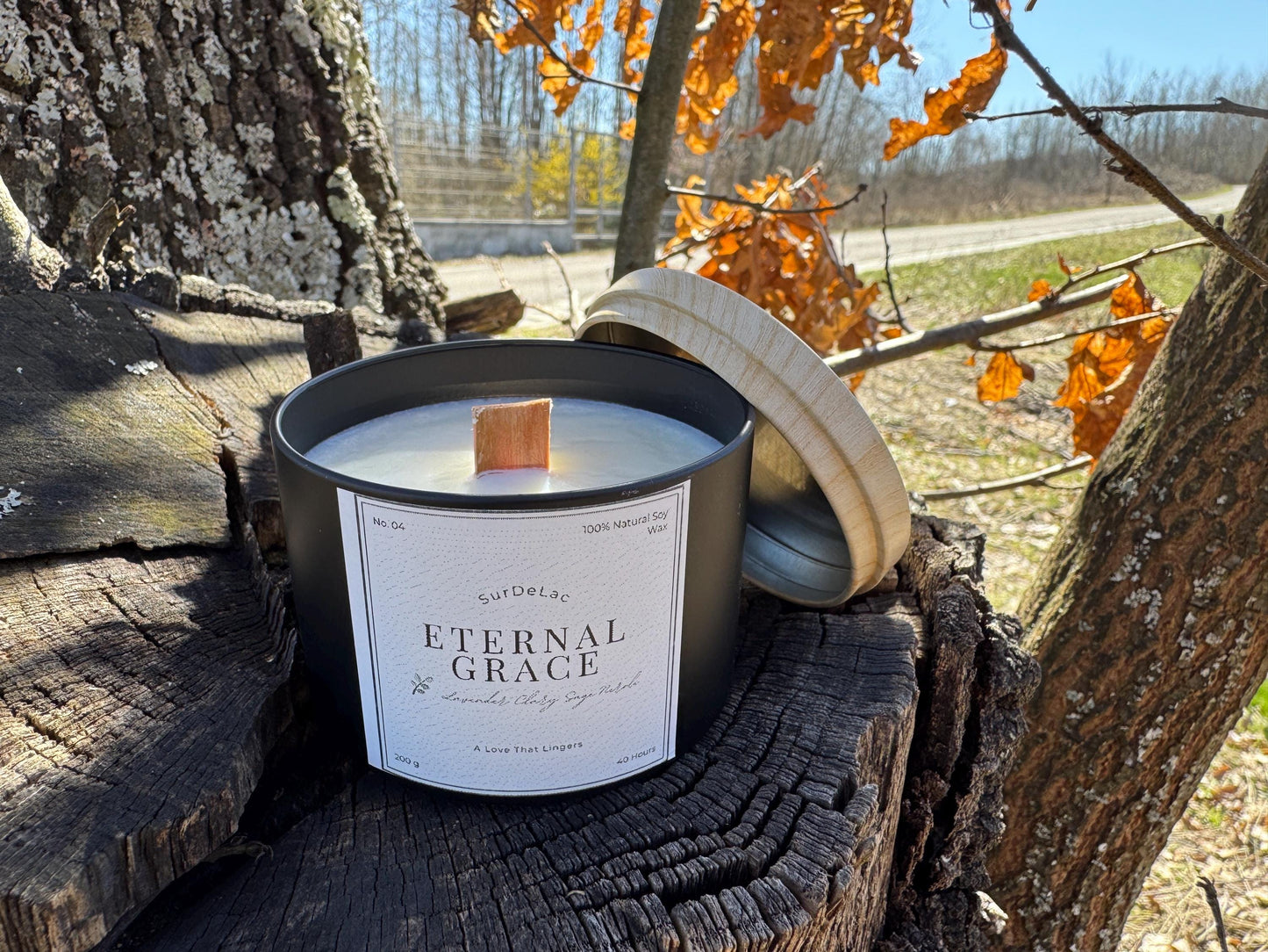 Eternal Grace – Lumânare Artizanală Turnată Manual din Ceară de Soia