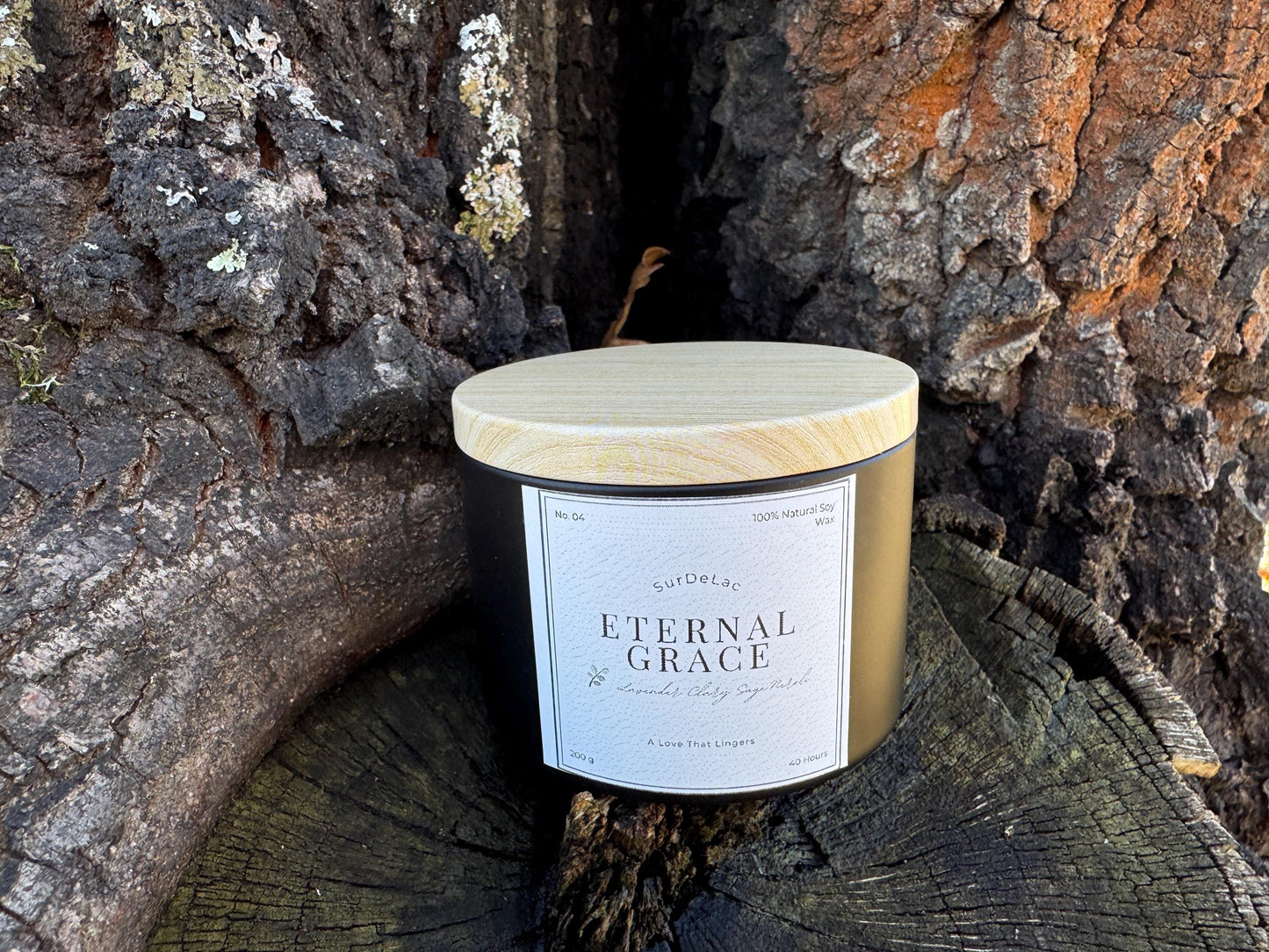 Eternal Grace – Lumânare Artizanală Turnată Manual din Ceară de Soia