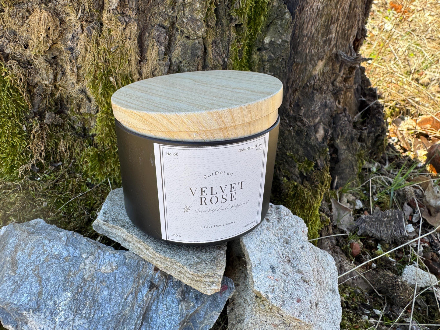 Velvet Rose – Lumânare Artizanală Turnată Manual din Ceară de Soia